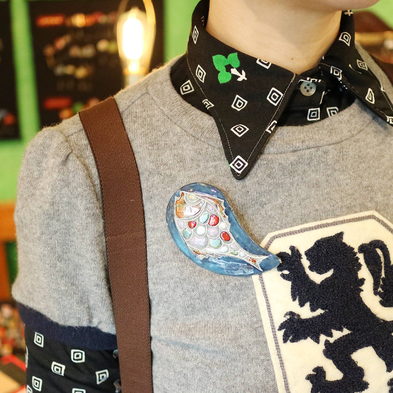  #309デザインブローチ オールザウェイストゥセイ】 ハンドメイドブローチ Apple | かぜとゆき