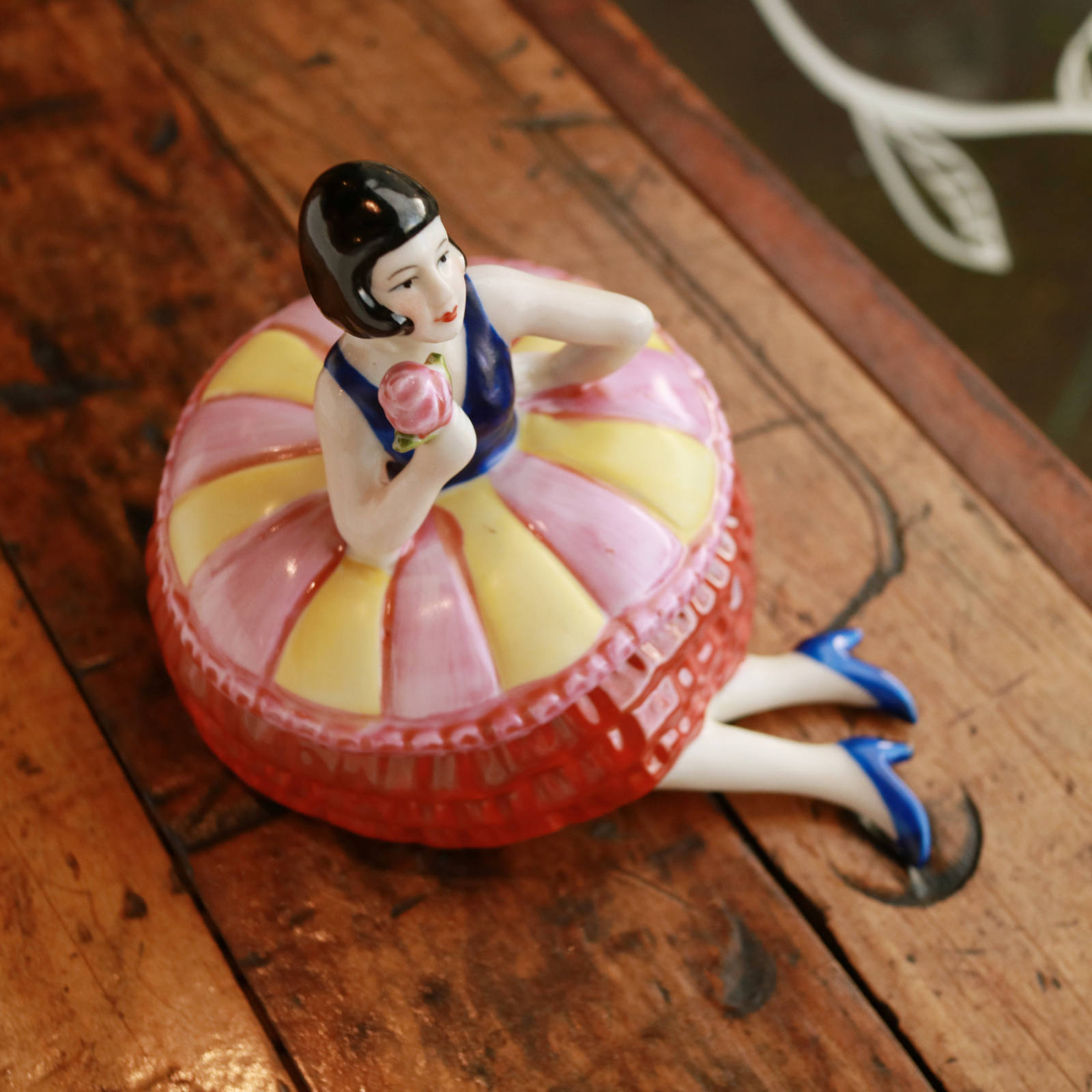 べニューズ」 ふんわりスカート小物入れ 磁器製の水着女性 フランス