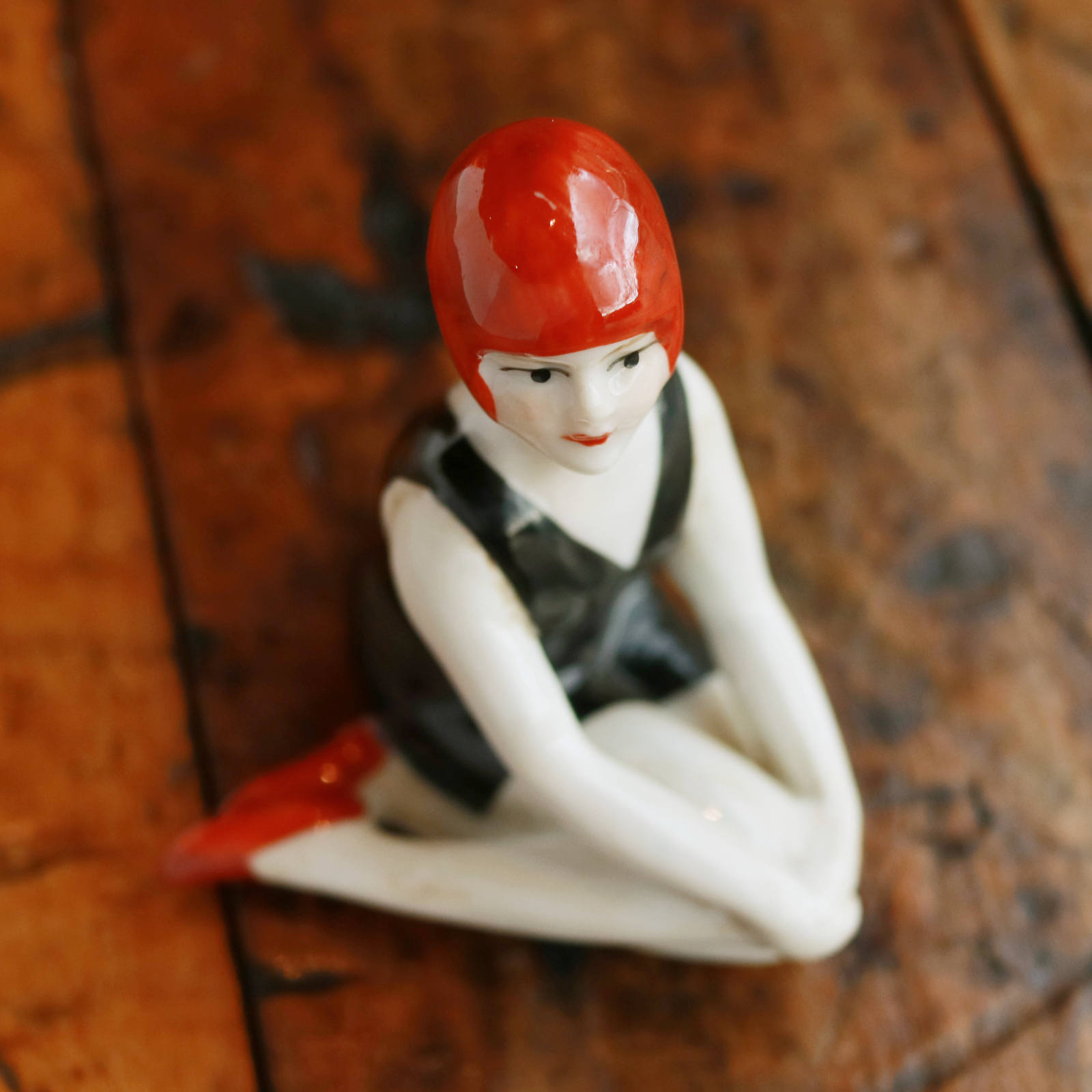 べニューズ」 黒のお座り 磁器製の水着女性 フランス 1920s | corne/コルネ
